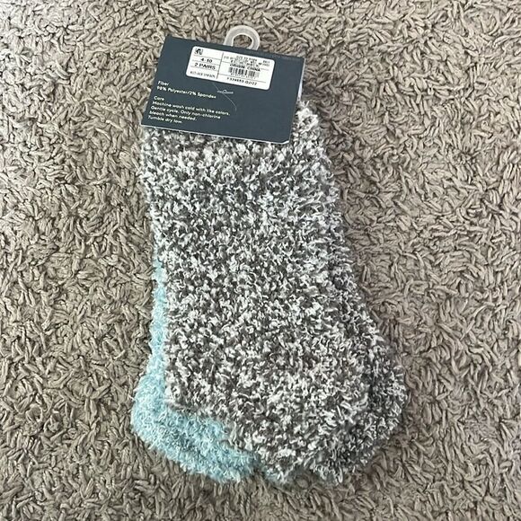 NWT 2 pair women’s fluffy socks / E42 - Picture 2 of 3